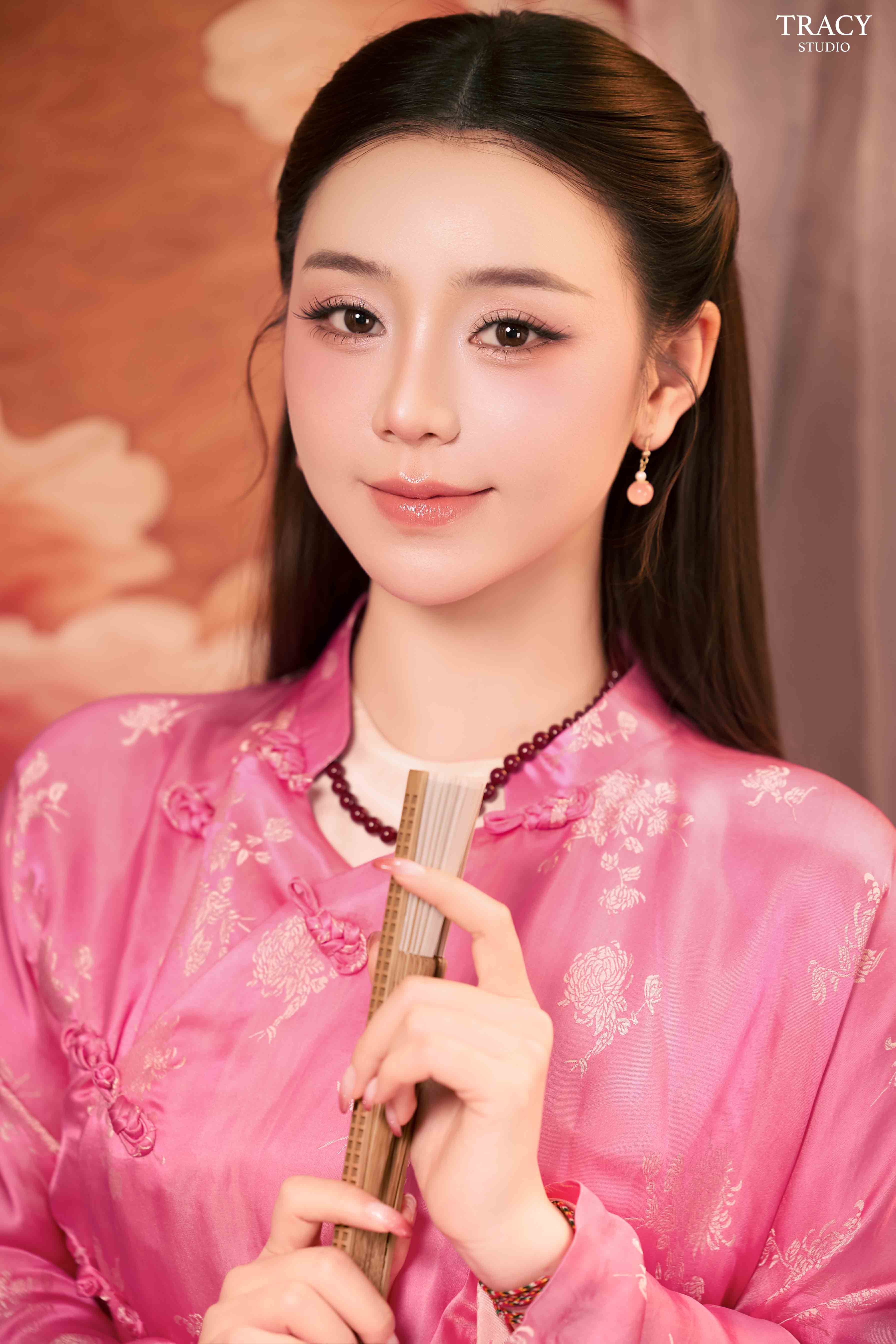 frontend/img/gallery/anh-tet-yem-ao-dai/tracy-studio-chup-concept-tet-du-uyen (8).jpg